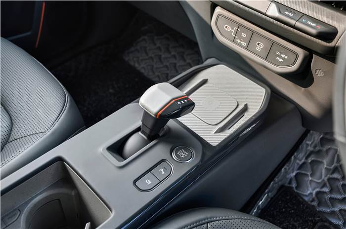 Kia Syros centre console